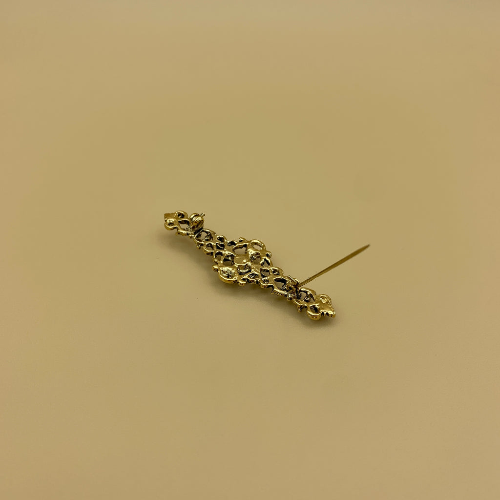 Filigrane Anstecknadel „6“ in Altmessing mit rundem Swarovski®-Kristall in Rubin