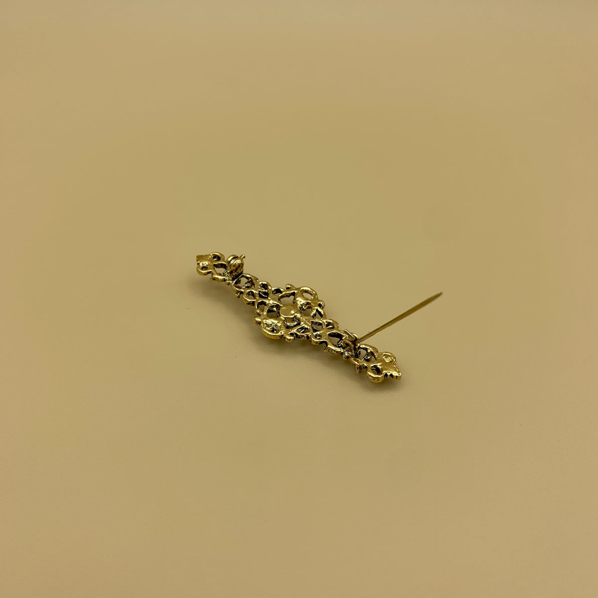 Filigrane Anstecknadel „6“ in Altmessing mit rundem Swarovski®-Kristall in Rubin