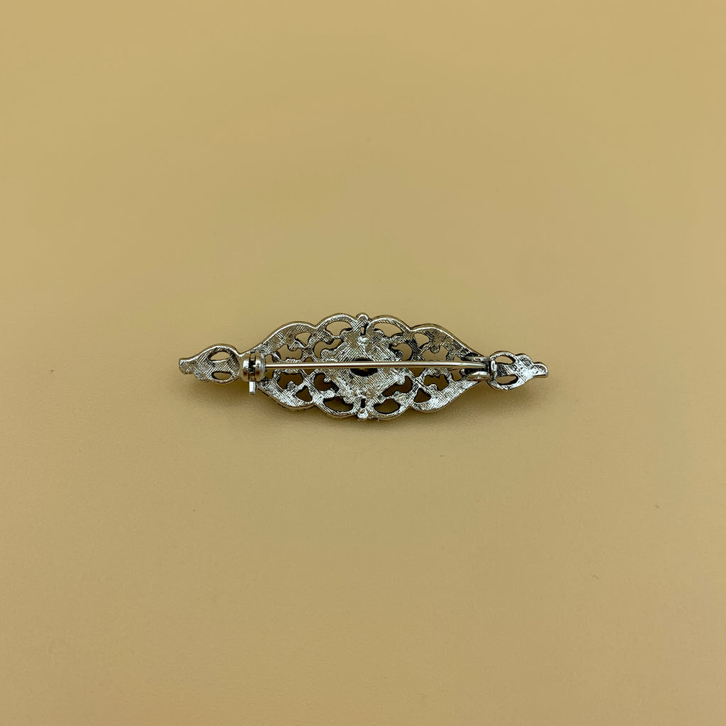 Filigrane Anstecknadel „7“ in Altsilber mit ovalem Swarovski®-Kristall