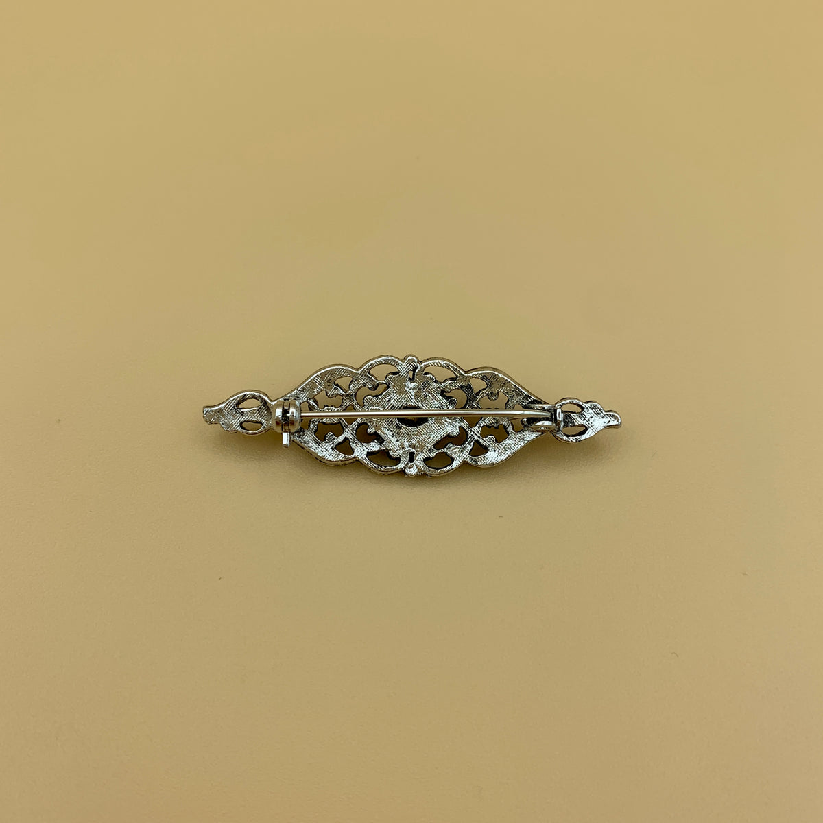 Filigrane Anstecknadel „7“ in Altsilber mit ovalem Swarovski®-Kristall