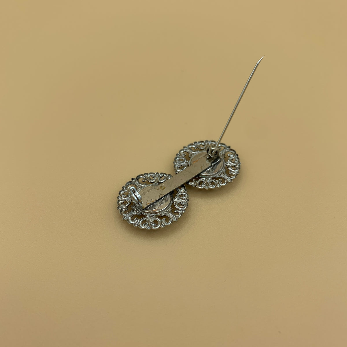 Filigrane Anstecknadel „Fabienne“ in Altsilber mit Rosen-Einlage