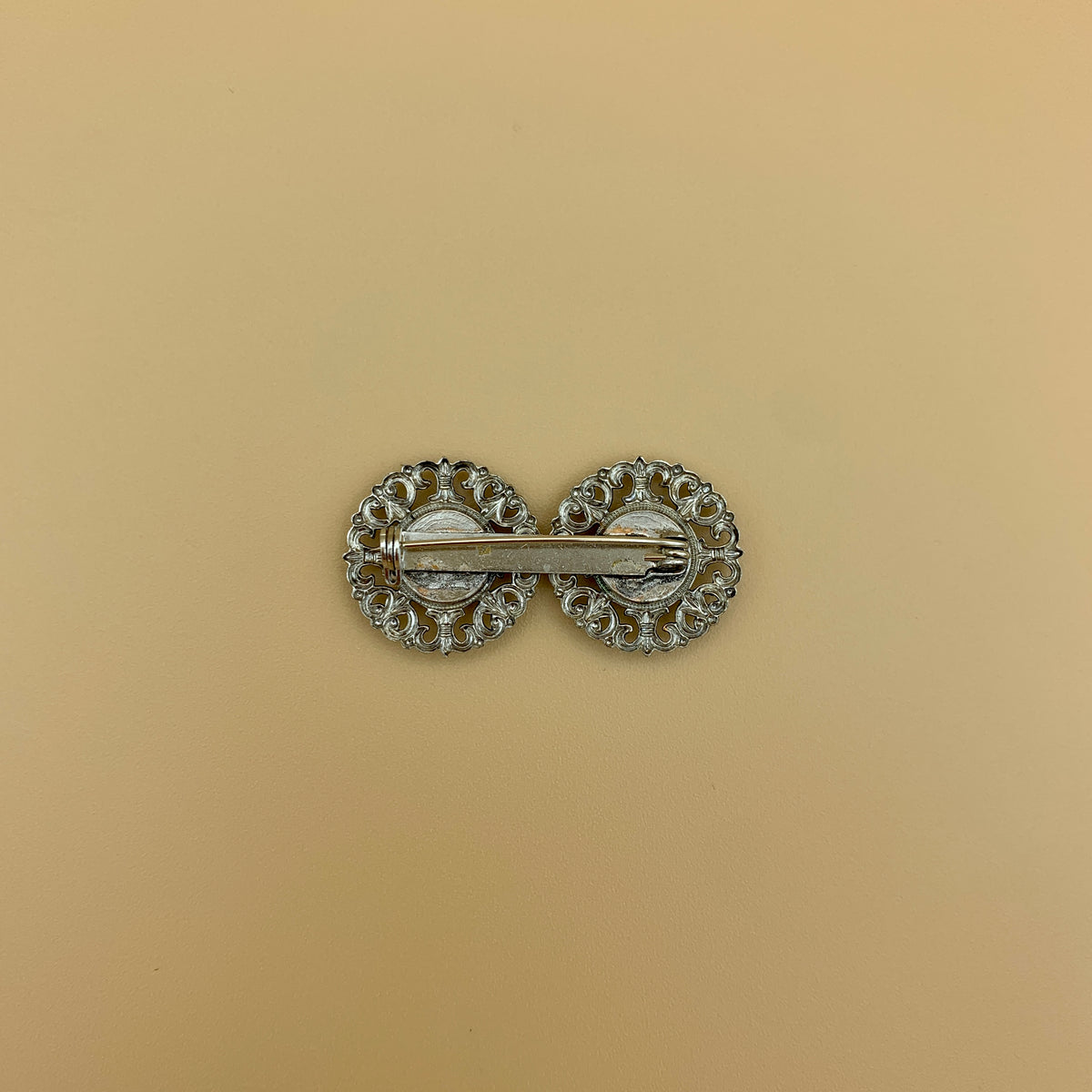 Filigrane Anstecknadel „Fabienne“ in Altsilber mit Rosen-Einlage
