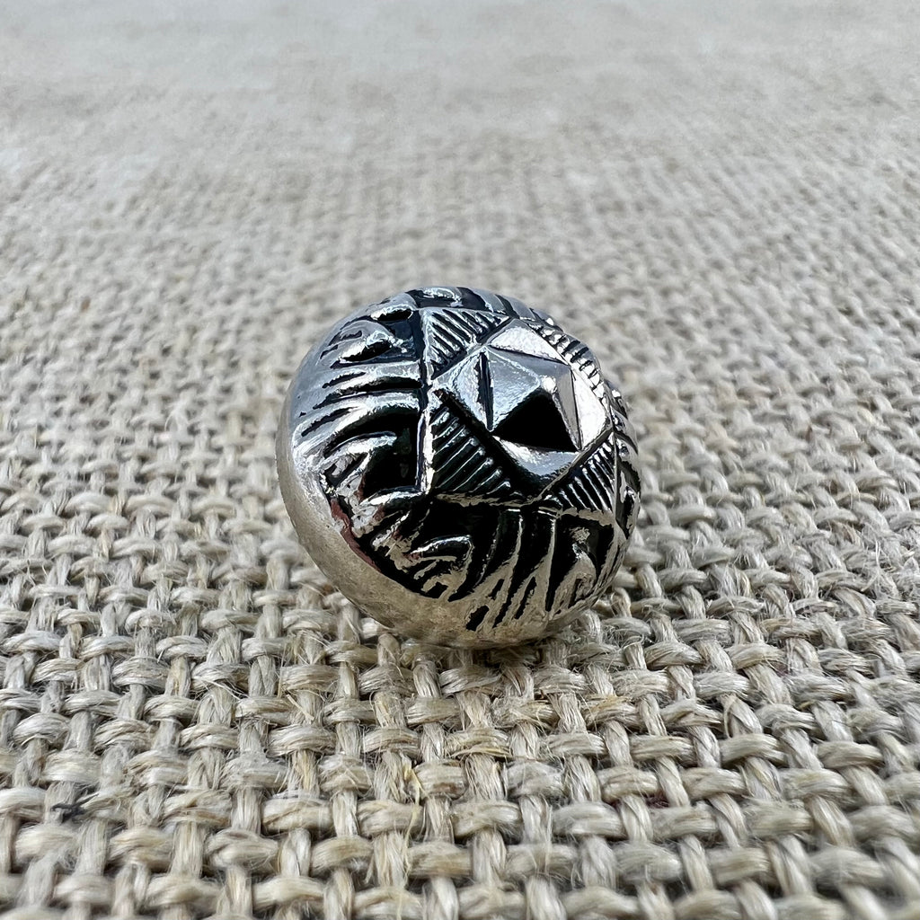 Trachtenknopf Nr. 2 in Altsilber, runder Leibeknopf für Weste und Gilet