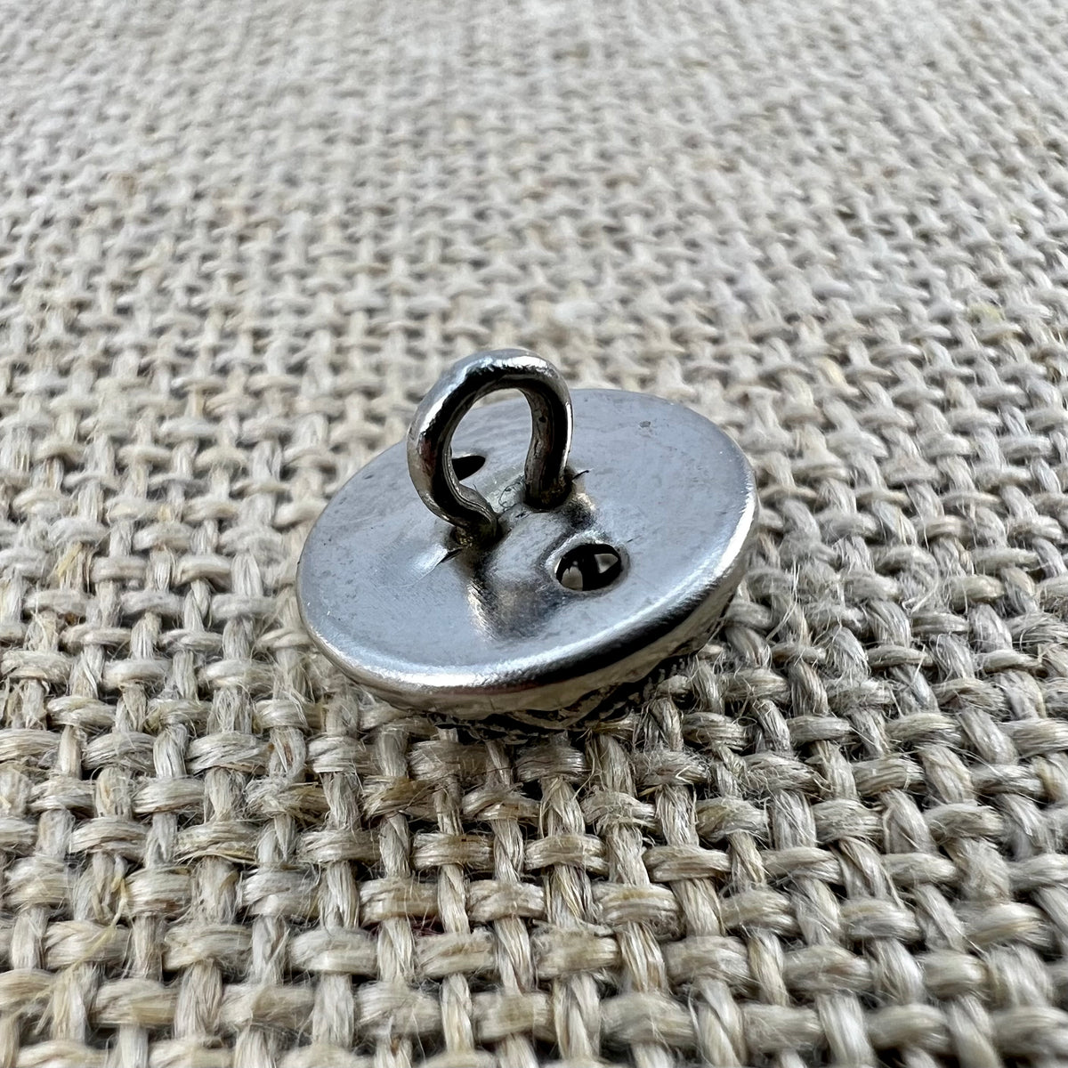 Filigraner Dirndlknopf „1“ in Altsilber, runder Knopf aus Messing
