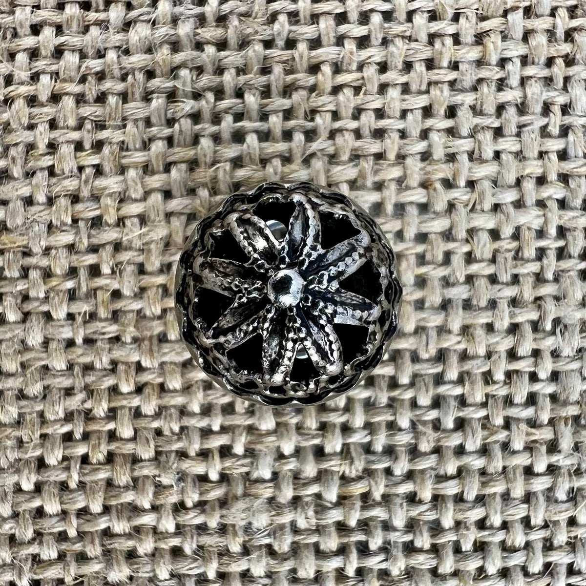 Filigraner Dirndlknopf „2“ in Altsilber mit Sternmuster