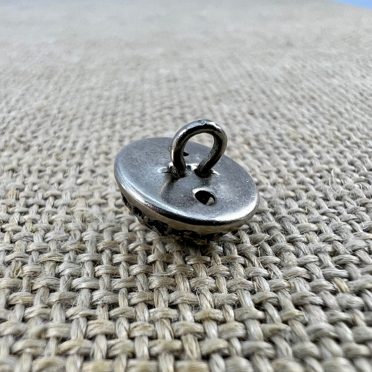 Filigraner Dirndlknopf „2“ in Altsilber mit Sternmuster