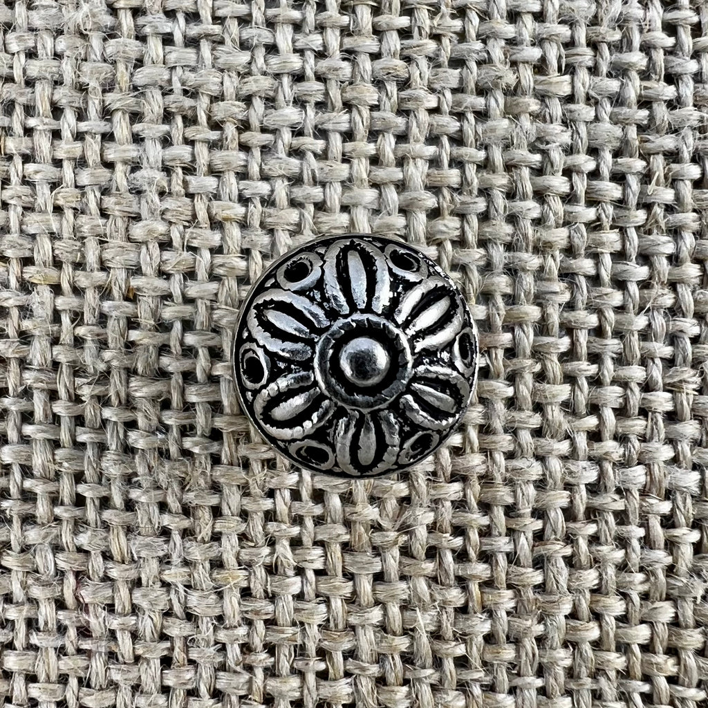 Handgemachter Dirndlknopf „3“ in Altsilber mit floralem Muster