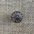 Handgemachter Dirndlknopf „3“ in Altsilber mit floralem Muster