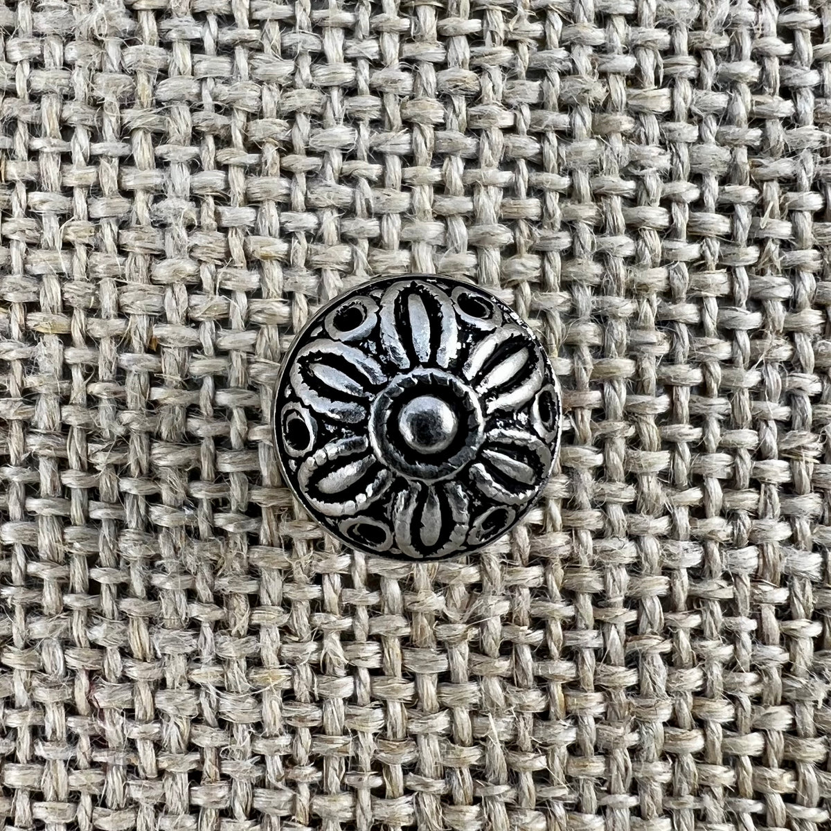 Handgemachter Dirndlknopf „3“ in Altsilber mit floralem Muster