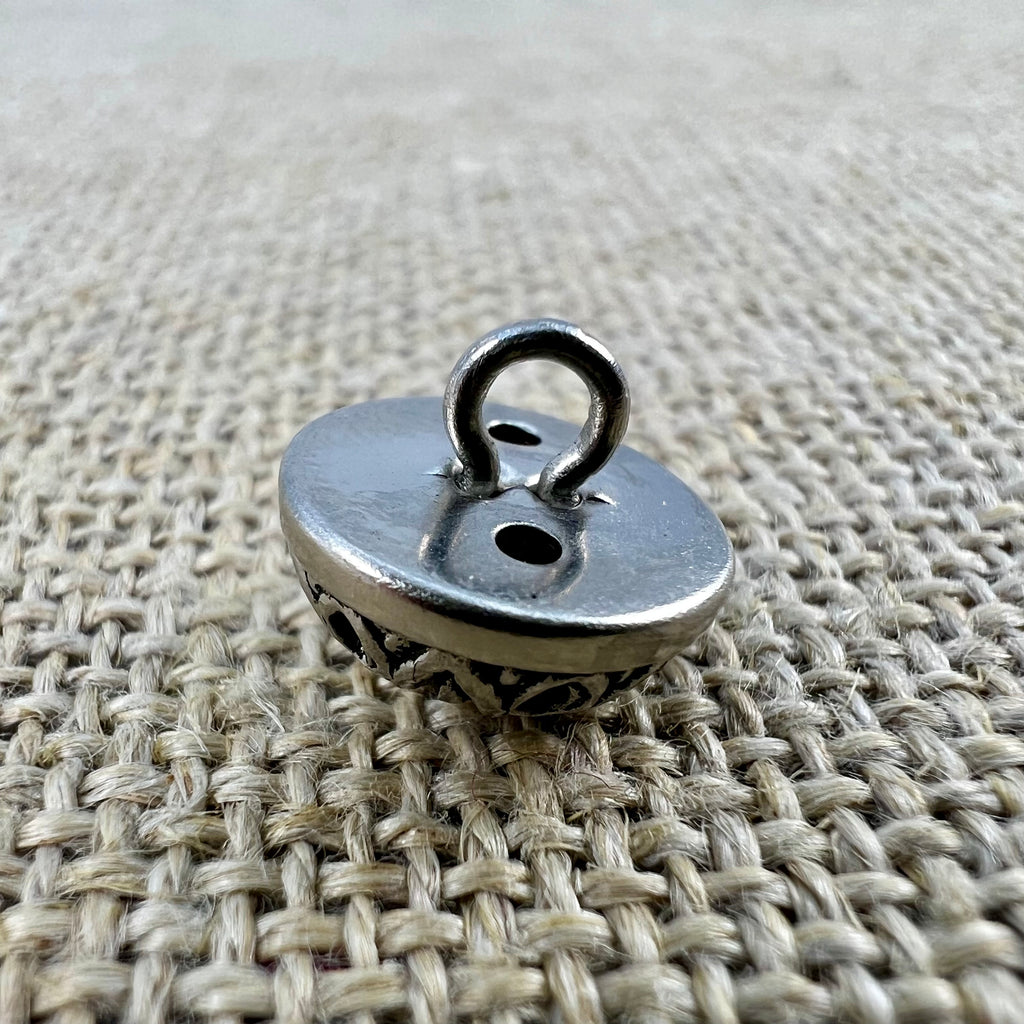 Handgemachter Dirndlknopf „3“ in Altsilber mit floralem Muster