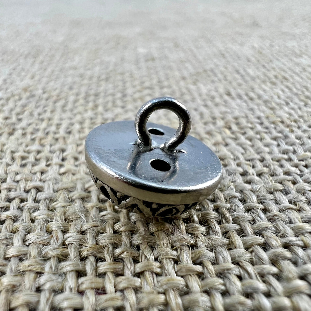 Handgemachter Dirndlknopf „3“ in Altsilber mit floralem Muster