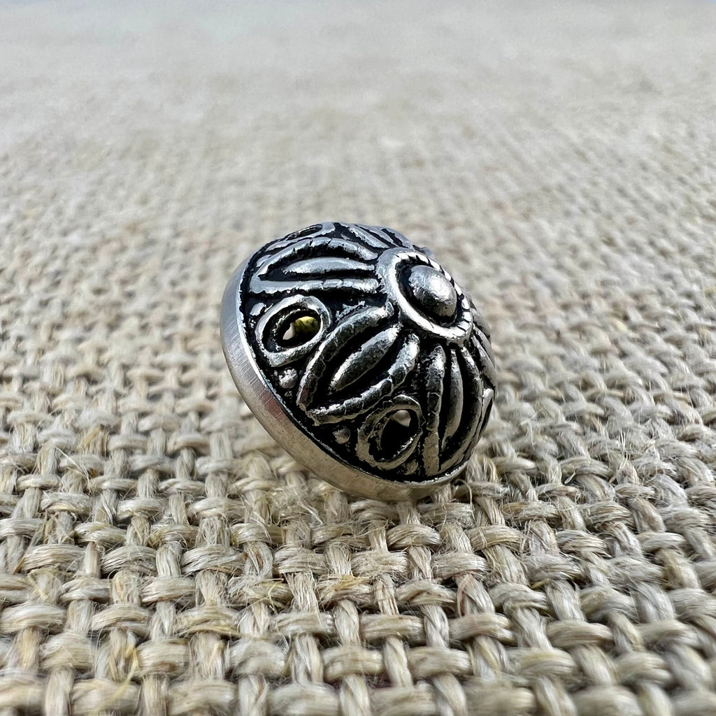 Handgemachter Dirndlknopf „3“ in Altsilber mit floralem Muster