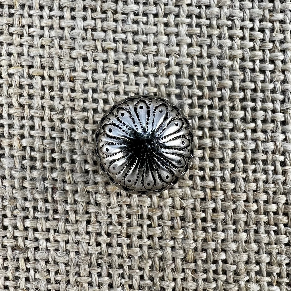 Handgemachter Dirndlknopf „5“ in Altsilber mit Kugeloptik