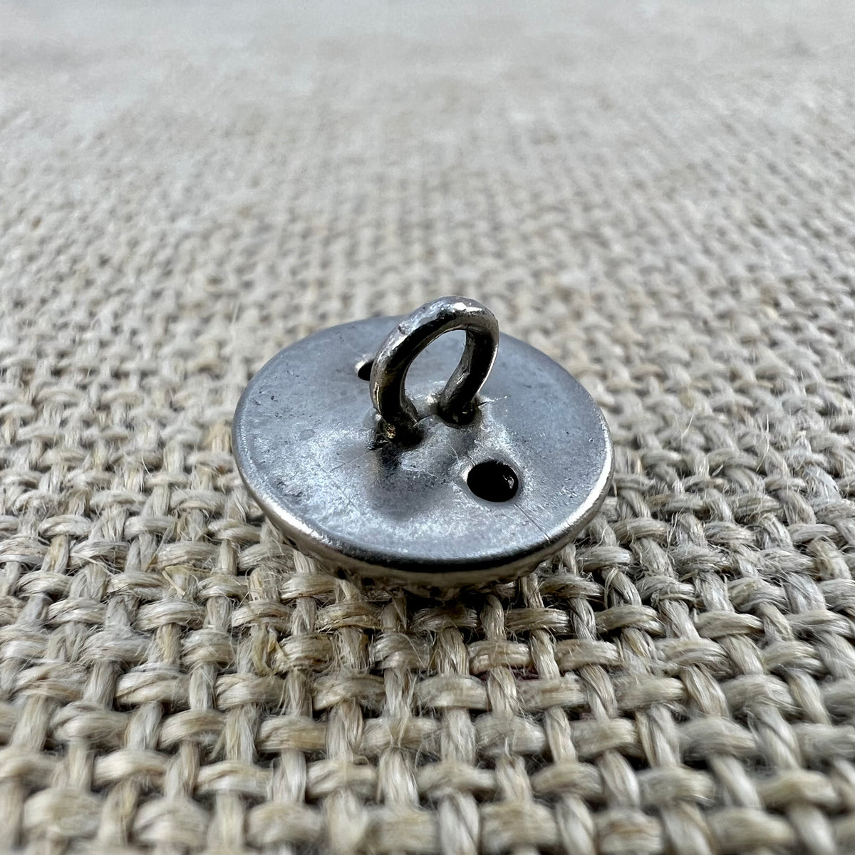 Handgemachter Dirndlknopf „5“ in Altsilber mit Kugeloptik