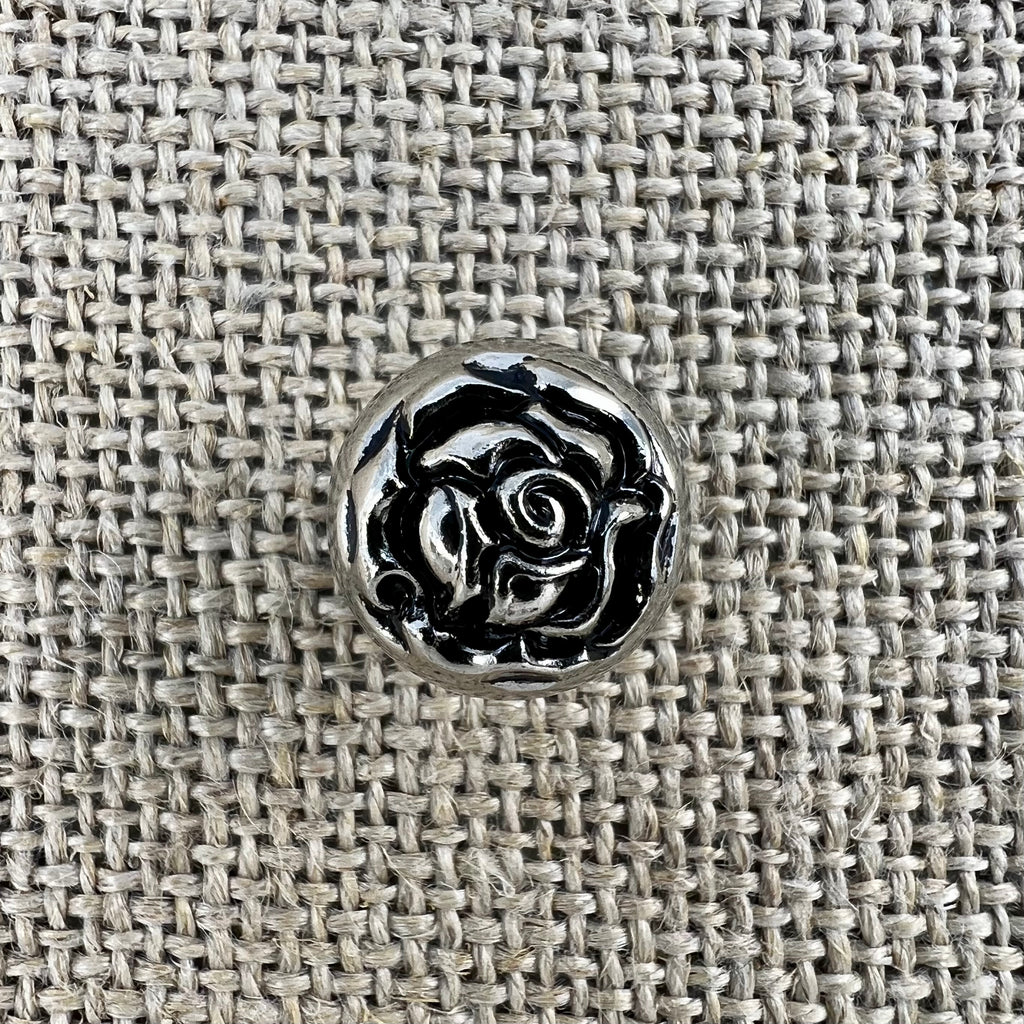 Rosenknopf in Altsilber, Metallknopf mit detailreicher Rose