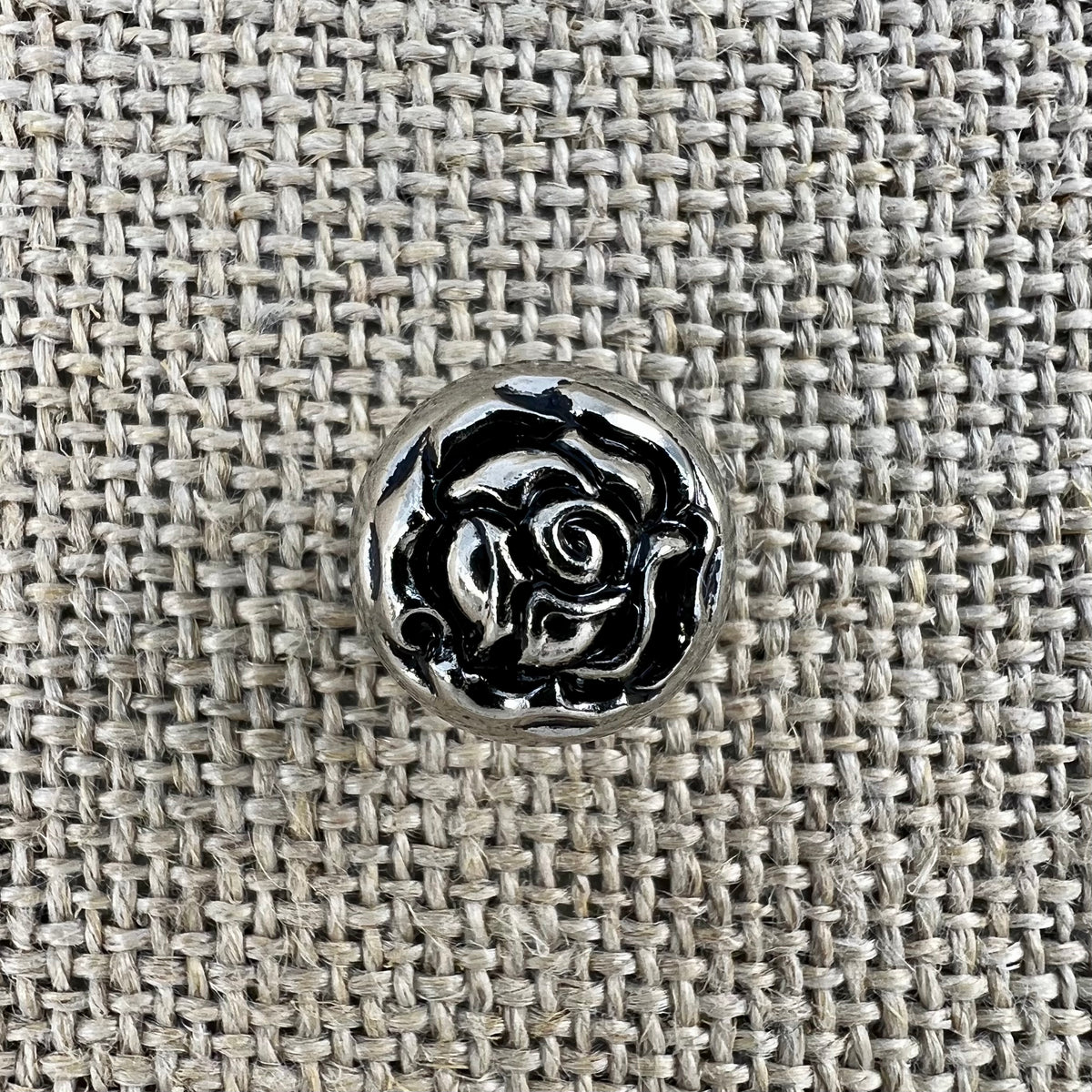 Rosenknopf in Altsilber, Metallknopf mit detailreicher Rose