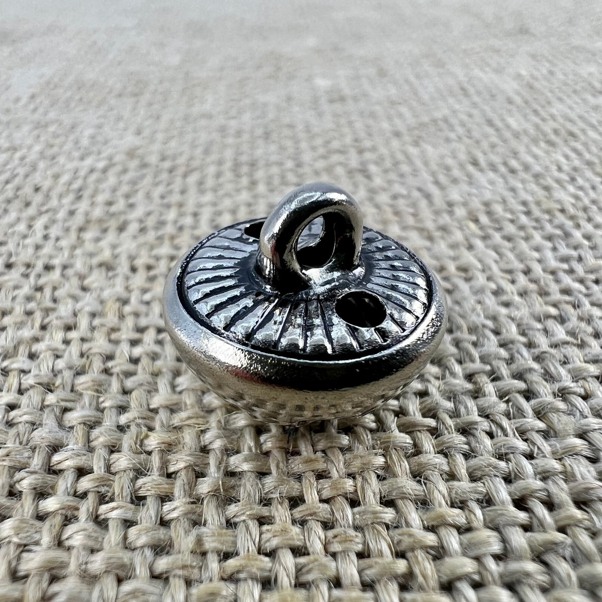 Rosenknopf in Altsilber, Metallknopf mit detailreicher Rose