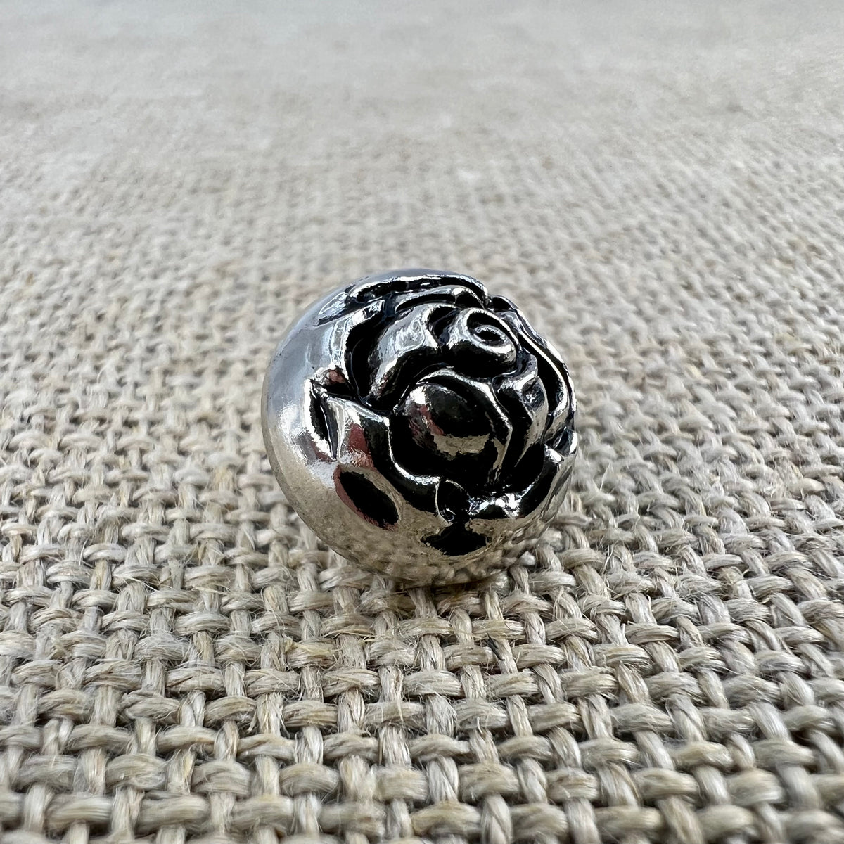 Rosenknopf in Altsilber, Metallknopf mit detailreicher Rose