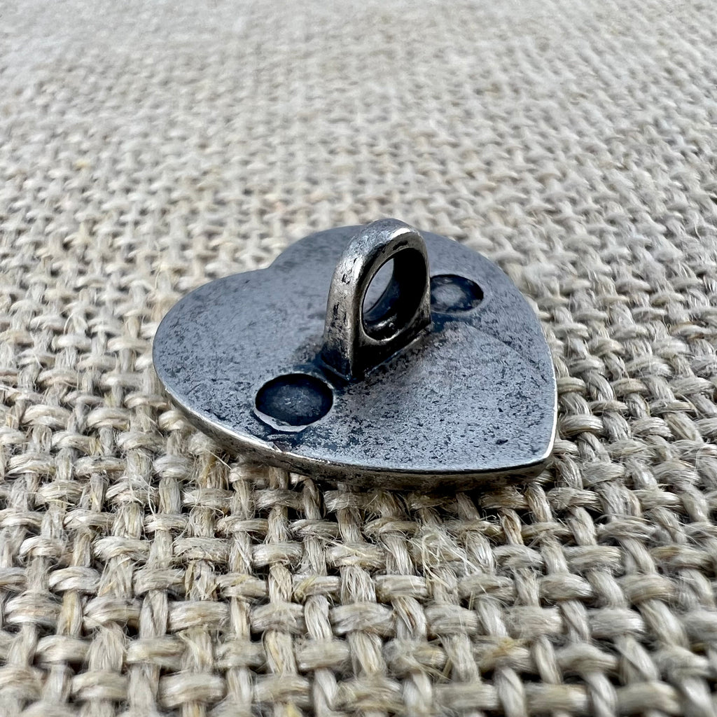 Herz-Knopf „1“ aus Metall, Trachtenknopf in Herzform mit feinen Details