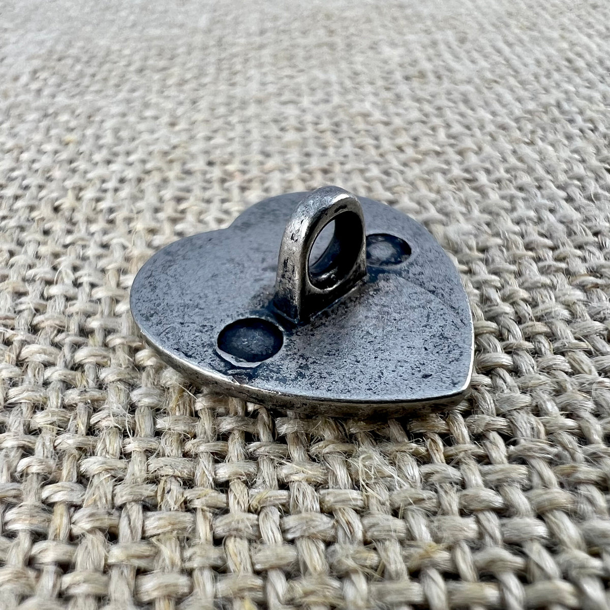 Herz-Knopf „1“ aus Metall, Trachtenknopf in Herzform mit feinen Details