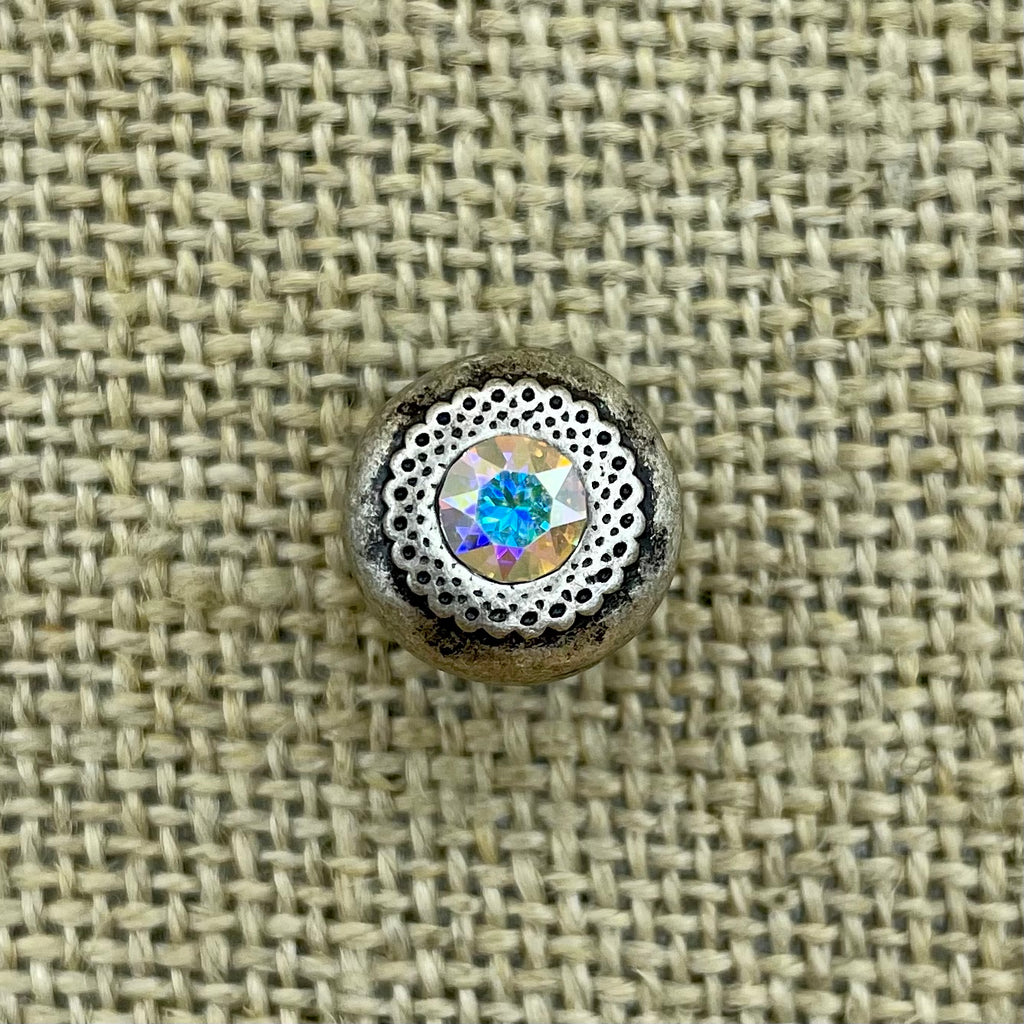 Filigraner runder Metallknopf mit kreisrunden Aussparungen und Swarovski®-Kristall in der Mitte