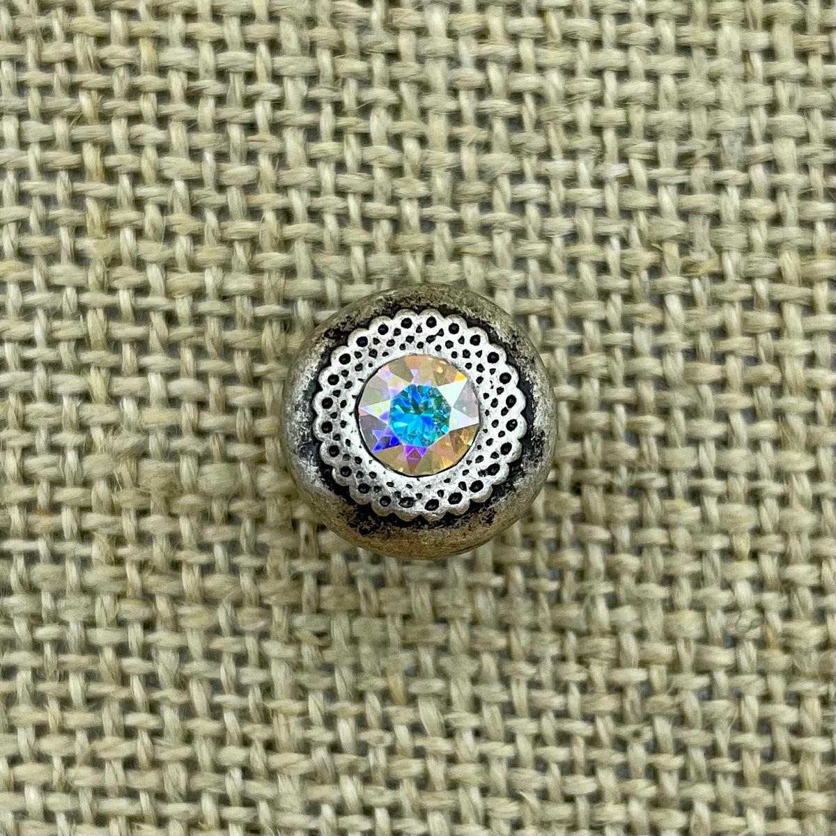 Filigraner runder Metallknopf mit kreisrunden Aussparungen und Swarovski®-Kristall in der Mitte