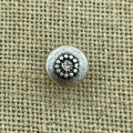 Schlichter Metallknopf mit gefasstem Swarovski®-Stein