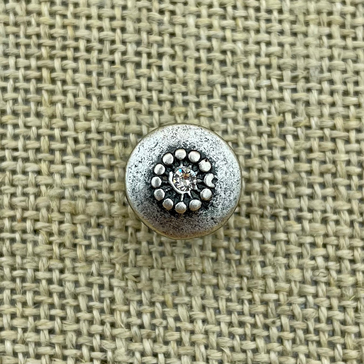 Schlichter Metallknopf mit gefasstem Swarovski®-Stein