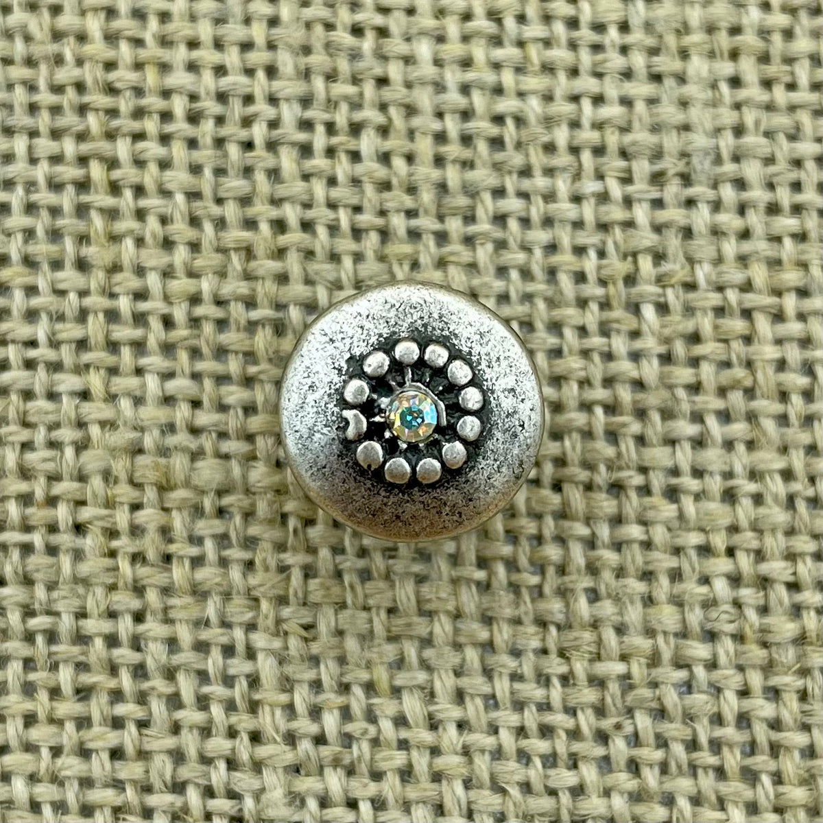 Schlichter Metallknopf mit gefasstem Swarovski®-Stein