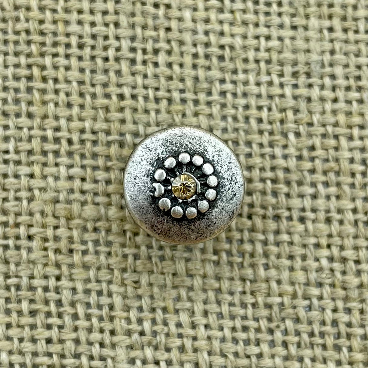 Schlichter Metallknopf mit gefasstem Swarovski®-Stein