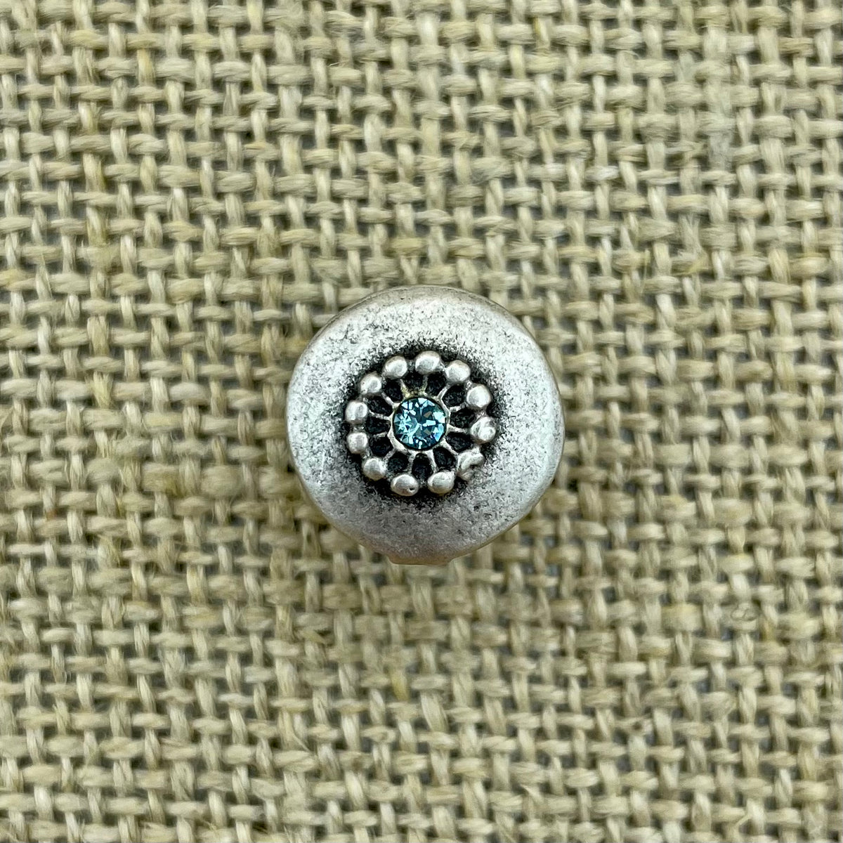 Schlichter Metallknopf mit gefasstem Swarovski®-Stein