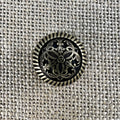 Filigraner Messingknopf in Altgold mit Blume in der Mitte und Ranken