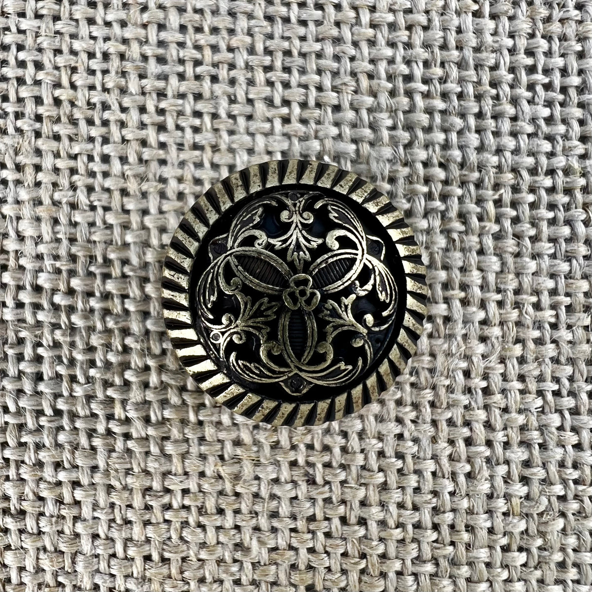 Filigraner Messingknopf in Altgold mit Blume in der Mitte und Ranken