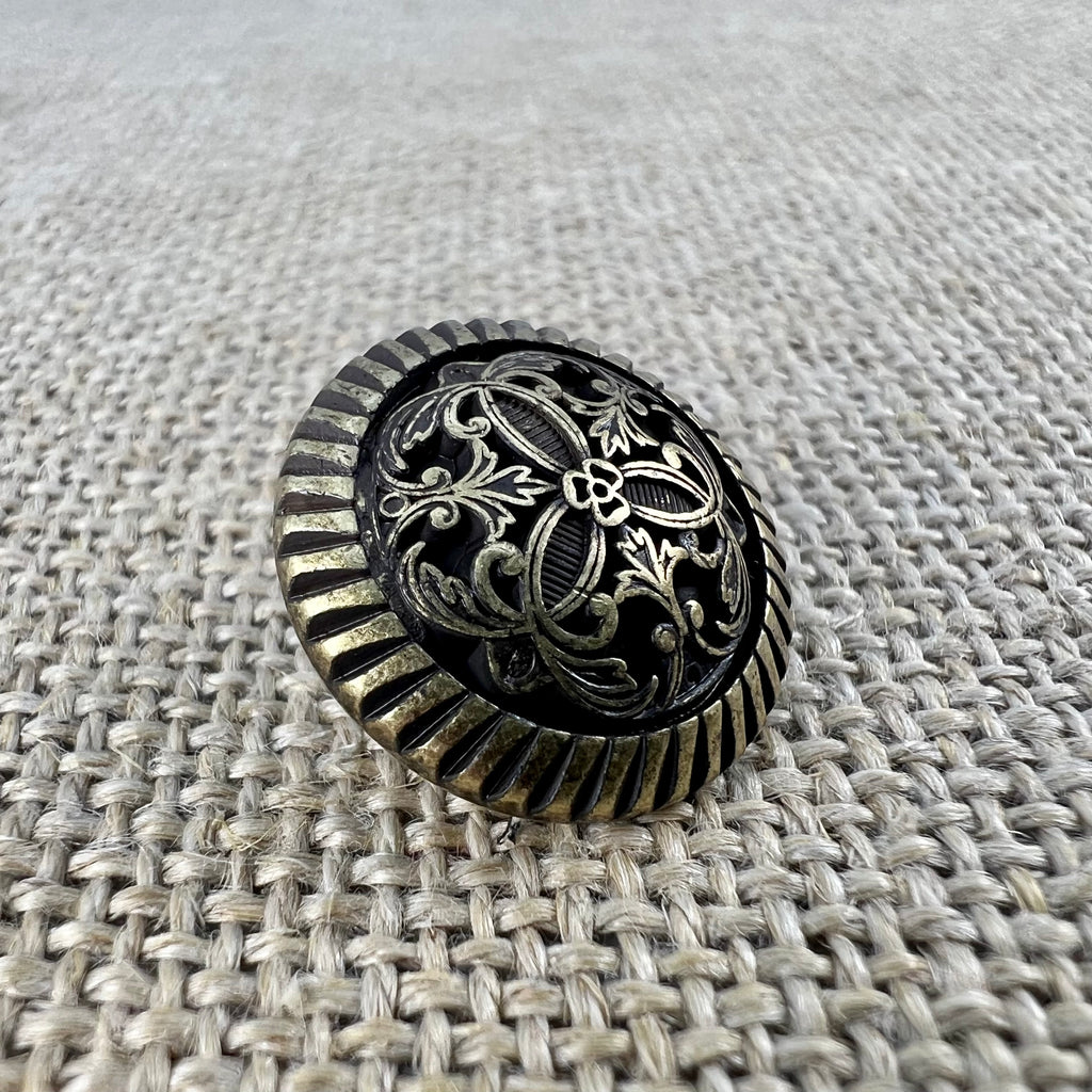 Filigraner Messingknopf in Altgold mit Blume in der Mitte und Ranken