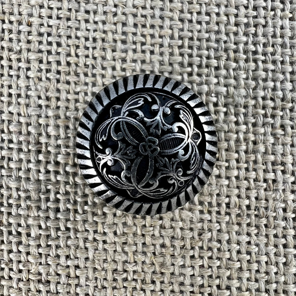 Filigraner Messingknopf in Altsilber mit Blume in der Mitte und Ranken