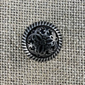 Filigraner Messingknopf in Altsilber mit Blume in der Mitte und Ranken