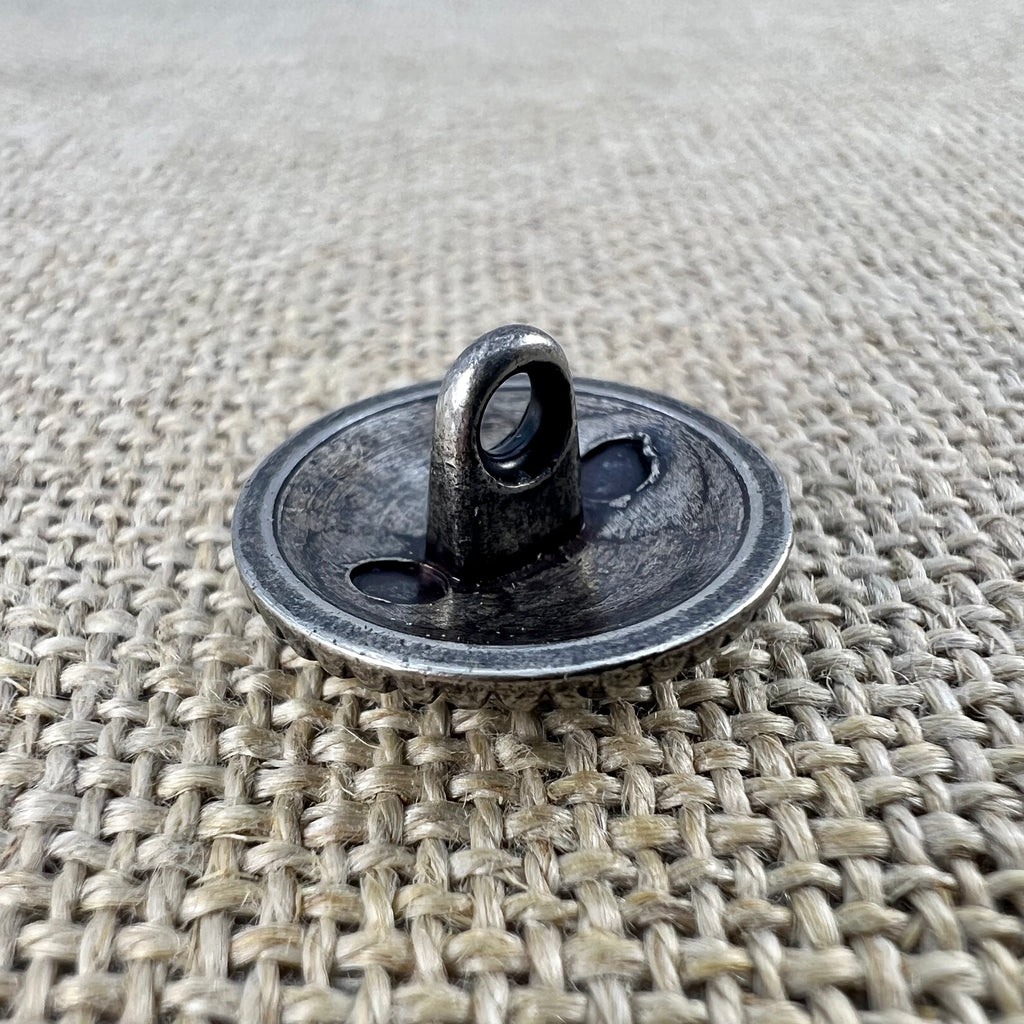 Filigraner Messingknopf in Altsilber mit Blume in der Mitte und Ranken