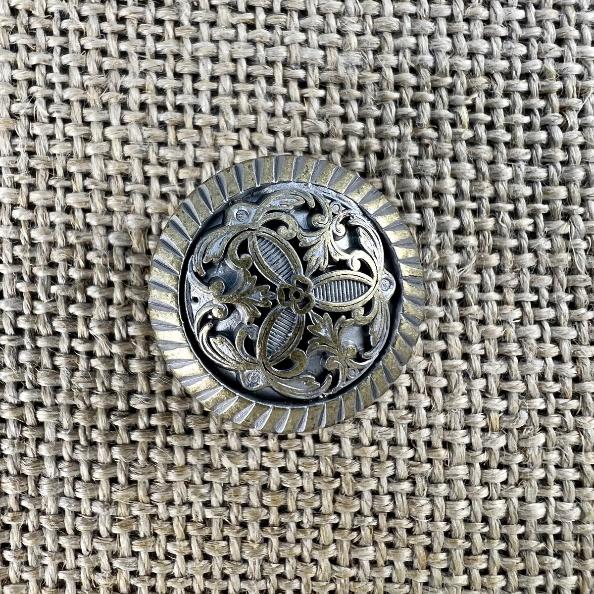 Filigraner Knopf „WeGo“ in Weiß und Gold mit Blume und Ranken
