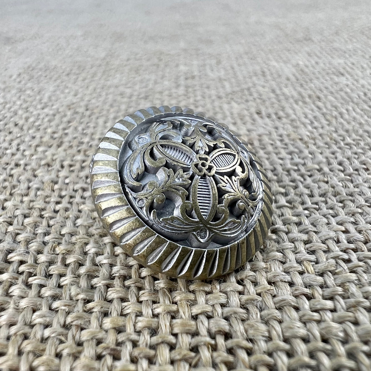Filigraner Knopf „WeGo“ in Weiß und Gold mit Blume und Ranken