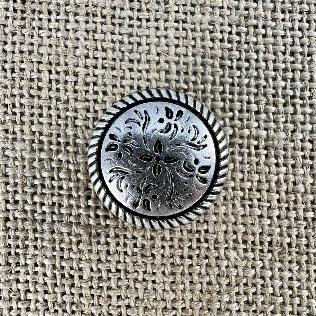 Floraler Messingknopf in Altsilber mit Blumenornamenten und filigranem Rand