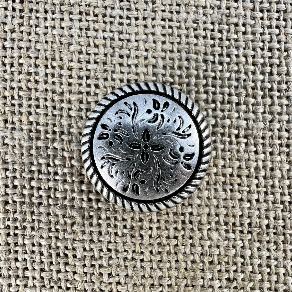 Floraler Messingknopf in Altsilber mit Blumenornamenten und filigranem Rand