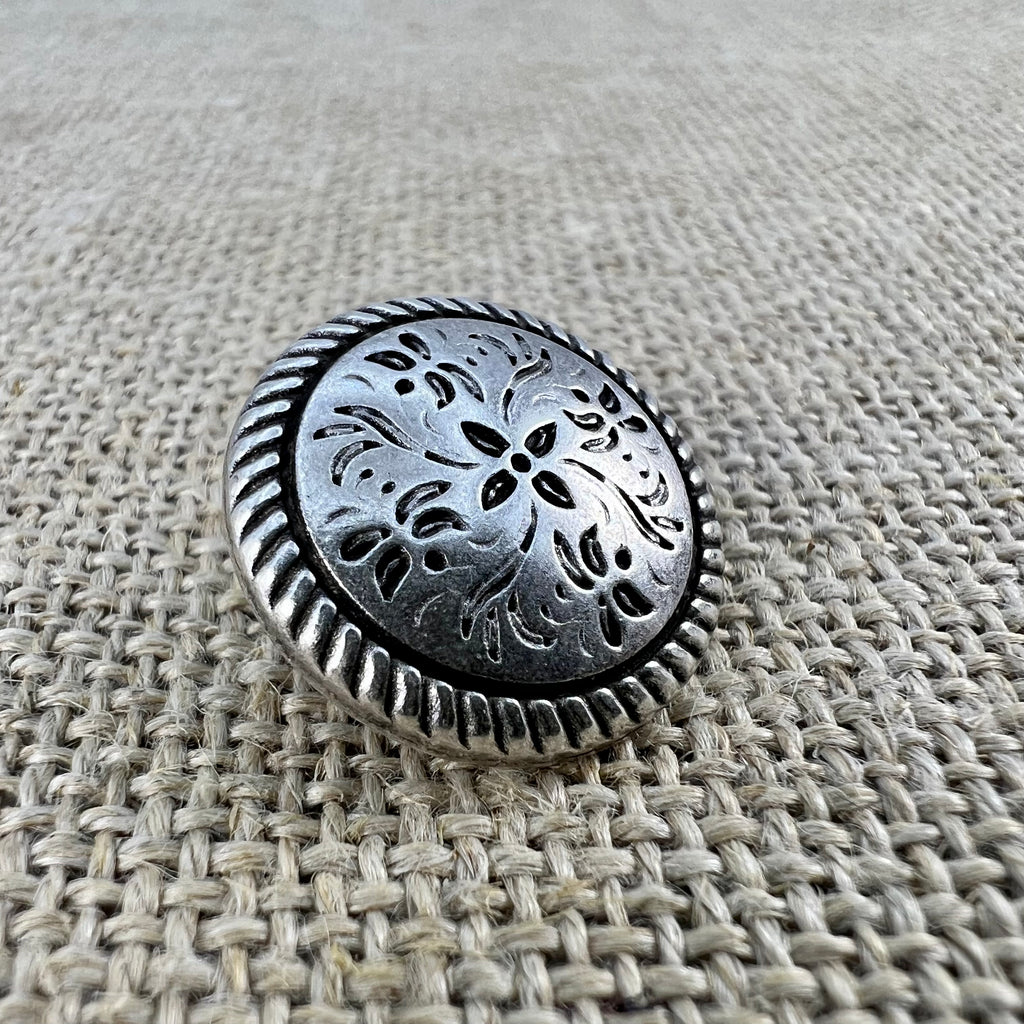 Floraler Messingknopf in Altsilber mit Blumenornamenten und filigranem Rand