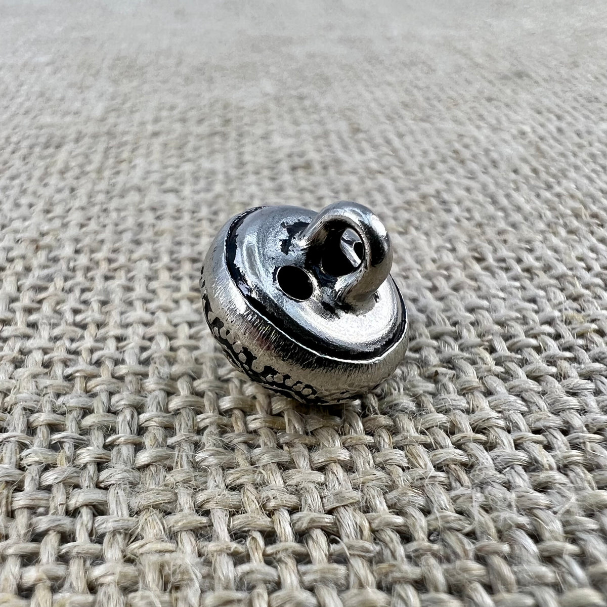 Antiker Metallknopf in Altsilber mit feinen Ornamenten, die in einer Kuppel zusammenlaufen