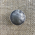 Rustikaler Metallknopf in Altsilber mit unregelmäßiger Oberfläche