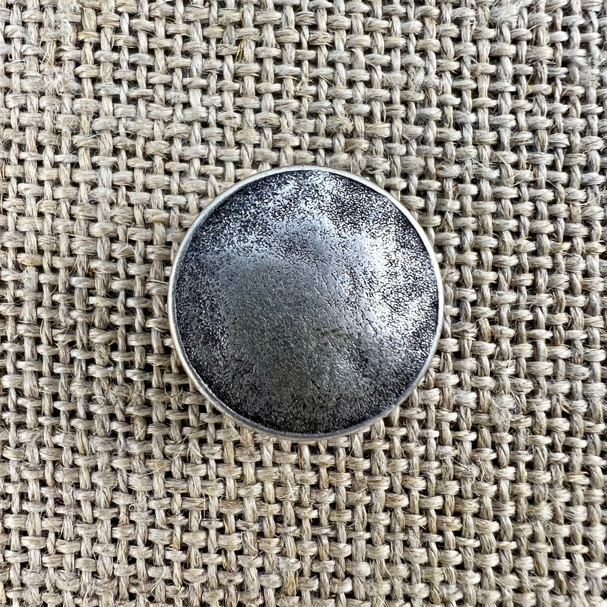 Rustikaler Metallknopf in Altsilber mit unregelmäßiger Oberfläche