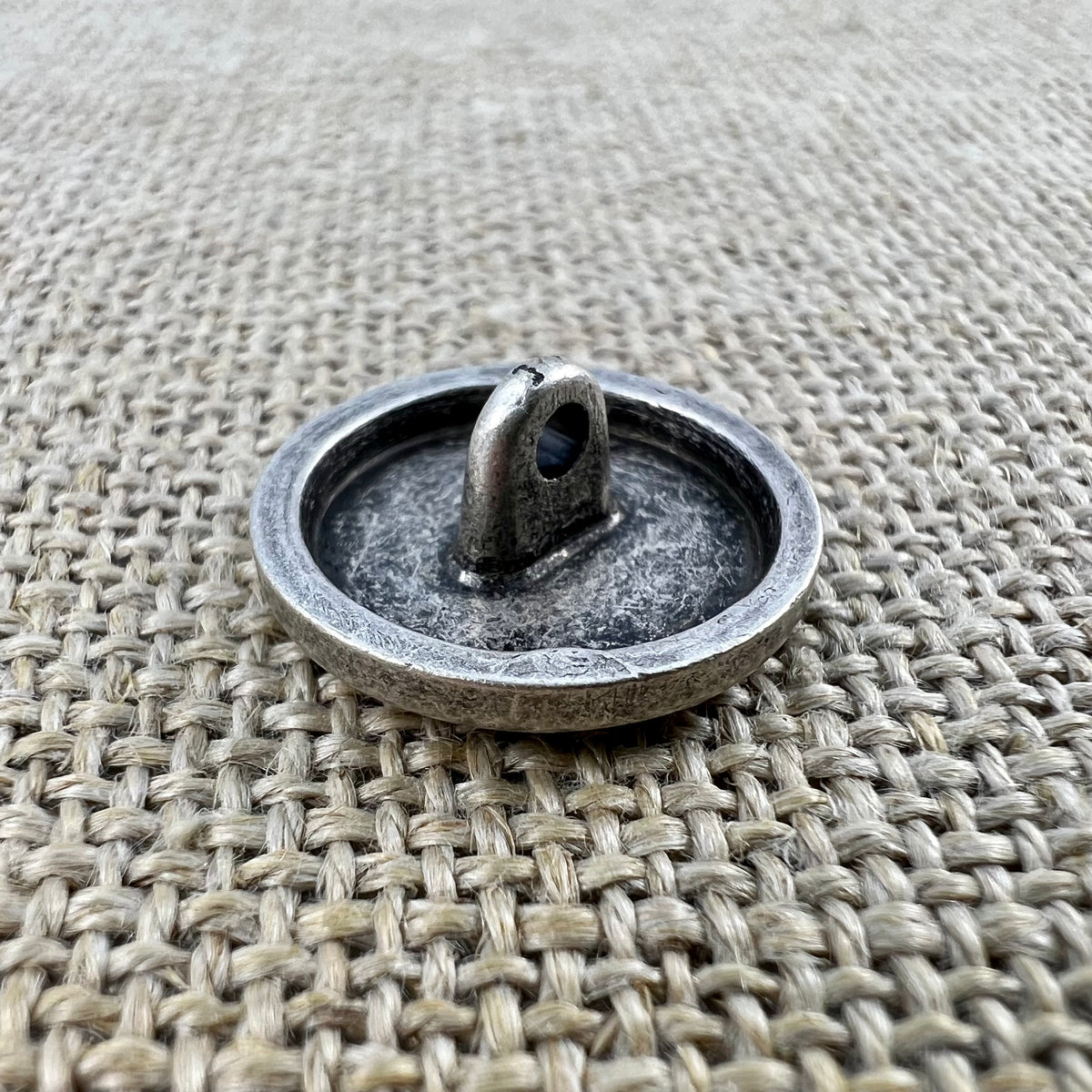 Rustikaler Metallknopf in Altsilber mit unregelmäßiger Oberfläche