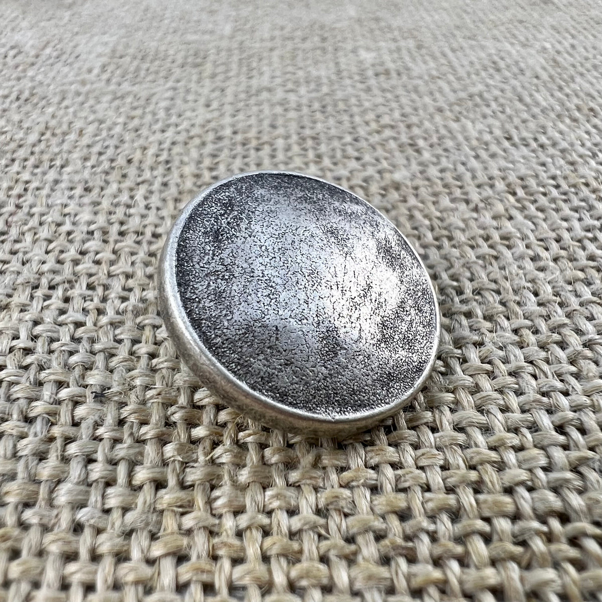 Rustikaler Metallknopf in Altsilber mit unregelmäßiger Oberfläche