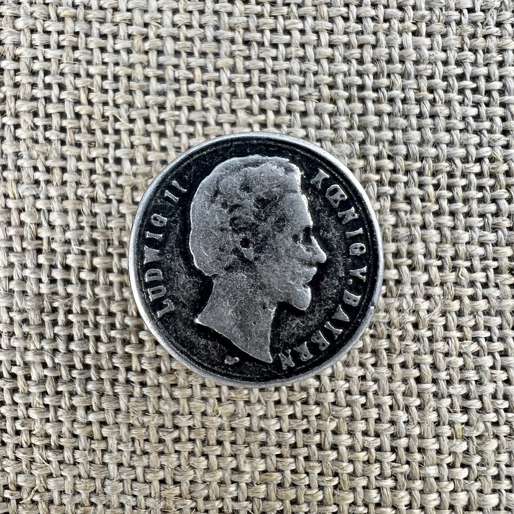 Runder Metallknopf in Altsilber mit dem Seitenprofil von König Ludwig II.