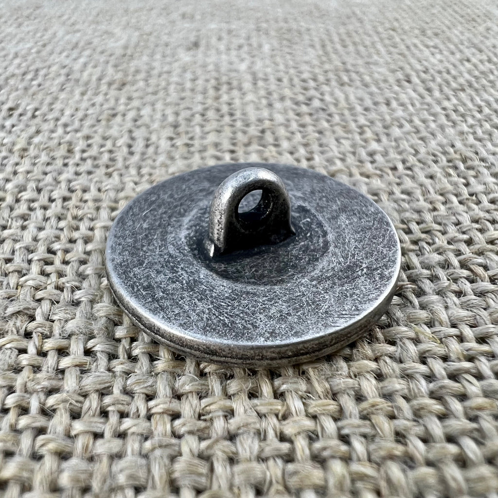 Runder Metallknopf in Altsilber mit dem Seitenprofil von König Ludwig II.