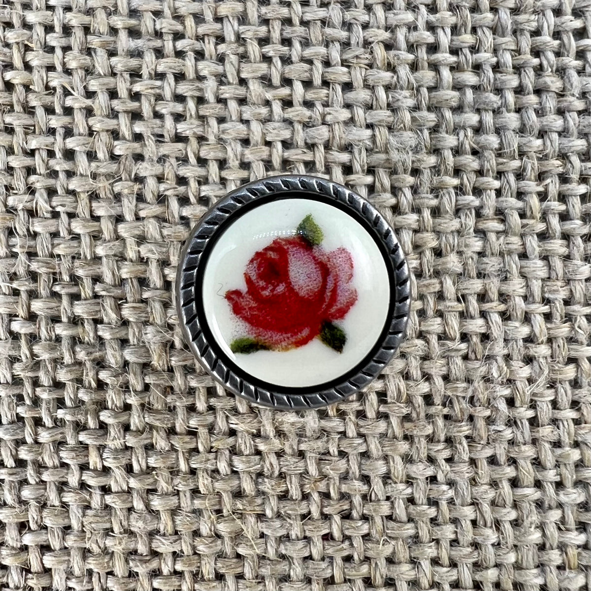 Trachtenknopf mit Blumeneinlage, Rose auf weißem Grund in Metallfassung